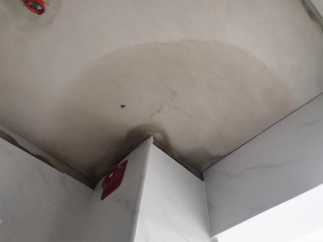 户外烟囱漏雨现状揭秘，真实图片展现建筑隐患